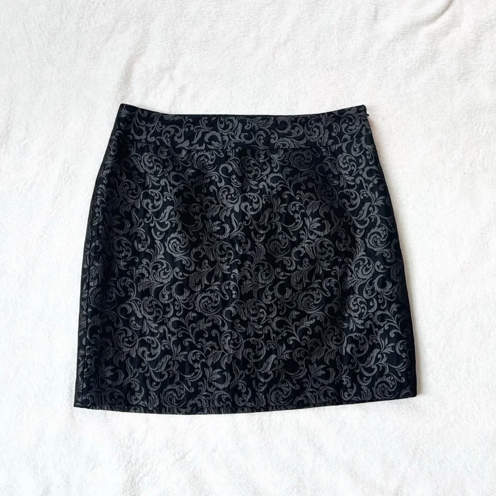 NWT LOFT Ann Taylor Paisley Embossed Black Mini Skirt Mid Rise Size 8 Stretchy